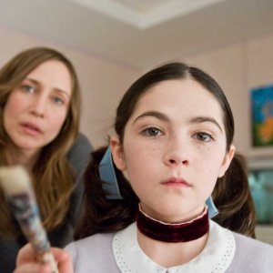 Vera Farmiga e Isabelle Fuhrman in una scena dell'horror Orphan