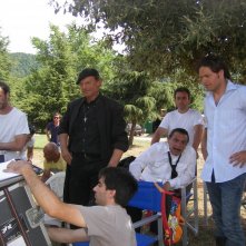 Barbato De Stefano (con la camicia azzurra) accanto a Nino Frassica e Terence Hill sul set di Don Matteo 7