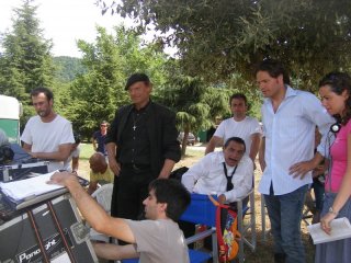 Barbato De Stefano (con la camicia azzurra) accanto a Nino Frassica e Terence Hill sul set di Don Matteo 7