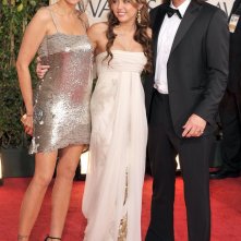 La giovane attrice Miley Cyrus, assieme a genitori ai Golden Globes 2009