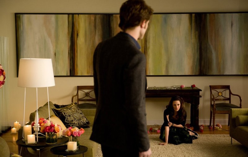 Robert Pattinson Di Schiena E Kristen Stewart In Lontananza In Una Scena Di Twilight New Moon 125322