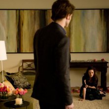 Robert Pattinson Di Schiena E Kristen Stewart In Lontananza In Una Scena Di Twilight New Moon 125322