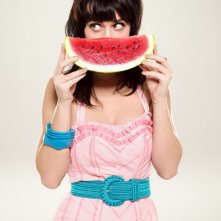 Katy Perry si nasconde dietro con una fetta di cocomero