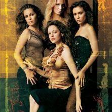 Le sorelle Halliwell con Billie Jenkins (Kaley Cuoco) in un'immagine promo per la stagione 8 di Charmed