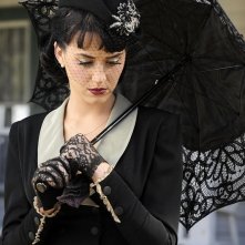 Una foto di Katy Perry in abito nero con ombrellino