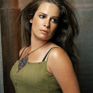 Una splendida immagine di Holly Marie Combs per la stagione 8 di Streghe