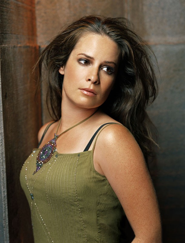 Una splendida immagine di Holly Marie Combs per la stagione 8 di Streghe