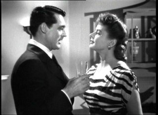 Cary Grant accanto a Ingrid Bergman in una scena del film Notorius - L\'amante perduta, di A. Hitchcock.