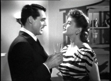 Cary Grant accanto a Ingrid Bergman in una scena del film Notorius - L'amante perduta, di A. Hitchcock.