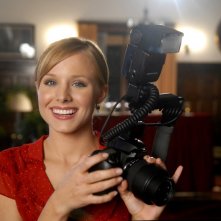 Kristen Bell con macchina fotografica in una scena dell'episodio 'L'altra faccia dell'amore' di Veronica Mars
