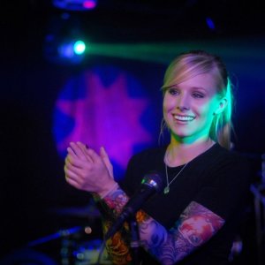 Kristen Bell in una scena dell'episodio 'Il comitato di benvenuto' di Veronica Mars