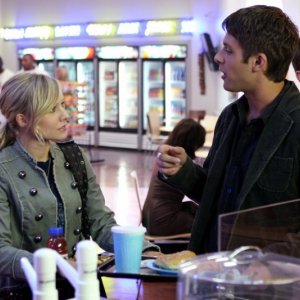 Kristen Bell parla con Ryan Devlin nel terzo episodio della terza serie di Veronica Mars
