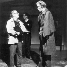 Terence Fisher discute con Christopher Lee sul set del film Lo sguardo che uccide