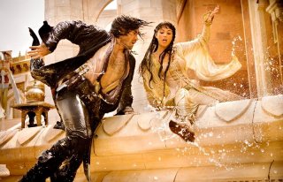 Un'avventurosa immagine di Jake Gyllehaal e Gemma Arterton in Prince of Persia: The Sands of Time