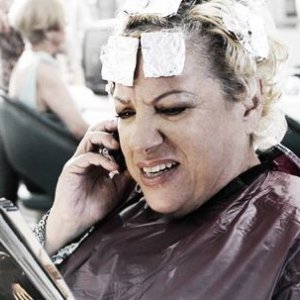 Camille Saviola in una scena dell'episodio 'One Car, Two Car, Red Car, Blue Car' della sesta stagione di Entourage