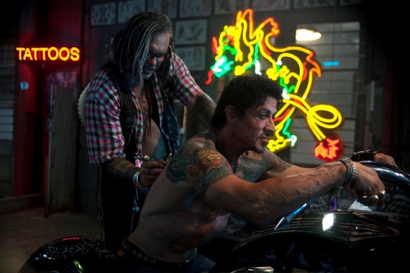 I Tatuati Sylvester Stallone E Michaey Rourke In Una Scena Di The Expendables 125592