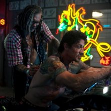 I tatuati Sylvester Stallone e Mickey Rourke in una scena di The Expendables