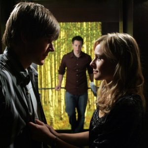 Kristen Bell, Chris Lowell e Jason Dohring in una scena dell'episodio 'Graffiti anti-americani' di Veronica Mars