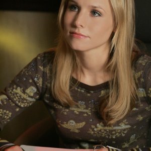 Kristen Bell (Veronica Mars) in una scena dell'episodio 'Graffiti anti-americani' di Veronica Mars