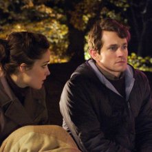 Rose Byrne e Hugh Dancy in una scena del film Adam