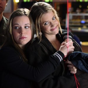 Tina Majorino e Julie Gonzalo amichevolmente abbracciate in una scena di 'Dietro le sbarre' di Veronica Mars