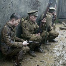 Daniel Radcliffe con altri soldati in una scena nel film My Boy Jack