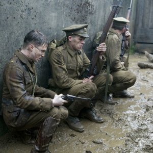 Daniel Radcliffe con altri soldati in una scena nel film My Boy Jack