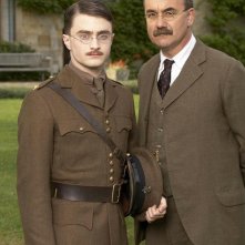 Daniel Radcliffe è Jack e David Haig è Rudyard Kipling nel film My Boy Jack