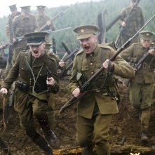 Daniel Radcliffe in una scena di attacco con altri soldati nel film My Boy Jack