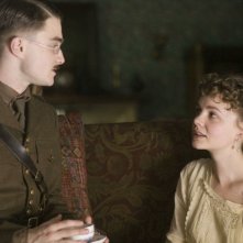 Jack (Daniel Radcliffe) e la sorella Elsie (Carey Mulligan) in una scena del film My Boy Jack
