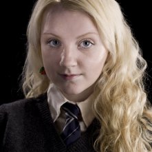 Evanna Lynch è Luna Lovegood in una foto promo per il film 'Harry Potter e il principe mezzosangue'