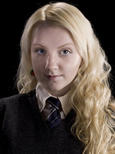 Evanna Lynch è Luna Lovegood in una foto promo per il film 'Harry Potter e il principe mezzosangue'