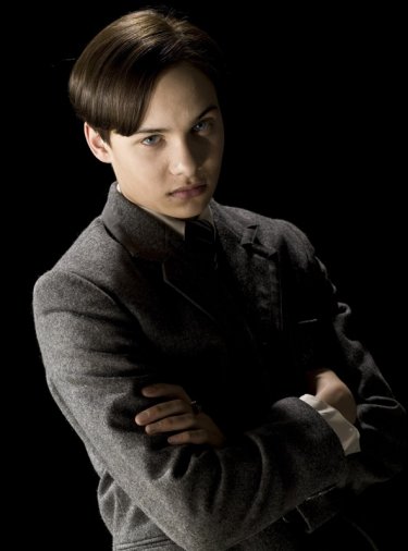 Hero Fiennes-Tiffin è il giovane Tom Riddle in una foto promo per il film 'Harry Potter e il principe mezzosangue'