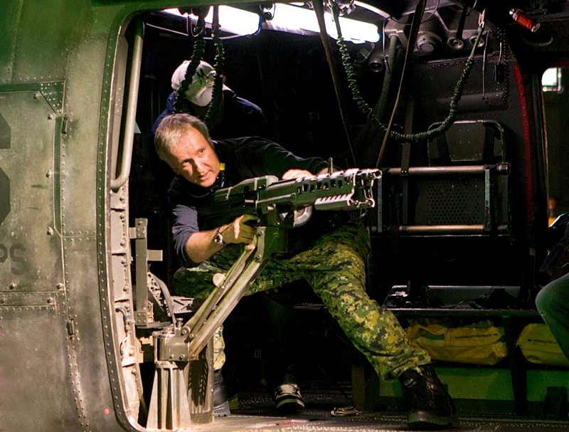 James Cameron Gioca Con Le Armi Sul Set Di Avatar 125775