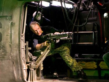 James Cameron gioca con le armi sul set di Avatar