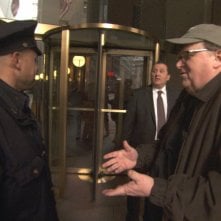 Michael Moore in una scena del documentario Capitalism: A Love Story