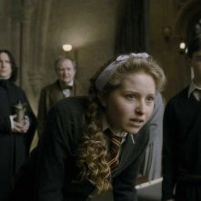 Alan Rickman (Prof Severus Snape), Jim Broadbent (Prof Horace Slughorn), Jessie Cave (Lavanda Brown) e Daniel Radcliffe (Harry) in una scena del film Harry Potter and the Half-Blood Prince