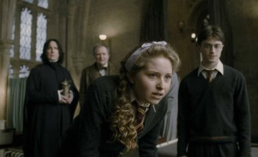 Alan Rickman (Prof Severus Snape), Jim Broadbent (Prof Horace Slughorn), Jessie Cave (Lavanda Brown) e Daniel Radcliffe (Harry) in una scena del film Harry Potter and the Half-Blood Prince