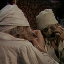 Anthony Dawson in una scena del film L'implacabile condanna