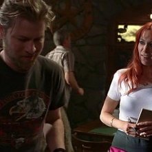 Carrie Preston (interprete di Arlene) e Todd Lowe (Terry) in una scena dell'episodio 'Hard-Harted Hannah' della serie tv True Blood