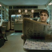 Daniel Radcliffe legge La Gazzetta del Profeta in una scena del film Harry Potter e il Principe Mezzosangue