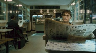 Daniel Radcliffe legge La Gazzetta del Profeta in una scena del film Harry Potter e il Principe Mezzosangue