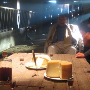 Enzo Vitagliano (al centro) in una sequenza del film Oggi Sposi.