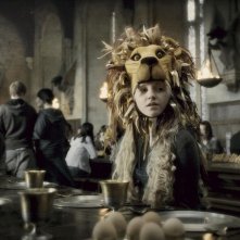 Evanna Lynch mascherata da leone in una scena di 'Harry Potter e il principe mezzosangue'