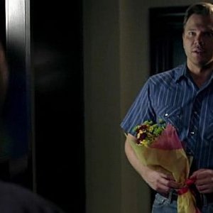 Hoyt (interpretato da Jim Parrack) raggiunge la sua amata vampira in una scena dell'episodio 'Hard-Harted Hannah' della serie tv True Blood