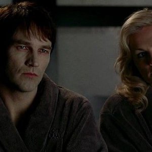 Il vampiro Bill Compton (Stephen Moyer) e Sookie Stackhouse (Anna Paquin) in una scena dell'episodio 'Hard-Harted Hannah' della serie tv True Blood