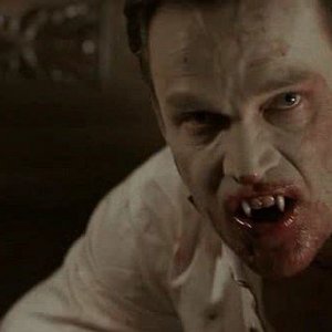 Il vampiro Bill Compton (Stephen Moyer) in una scena splatter dell'episodio 'Hard-Harted Hannah' della serie tv True Blood