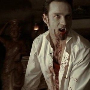 Il vampiro Bill (Stephen Moyer) in una scena splatter dell'episodio 'Hard-Harted Hannah' della serie tv True Blood