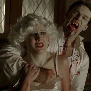Il vampiro Bill (Stephen Moyer) morde una malcapitata in una scena splatter dell'episodio 'Hard-Harted Hannah' della serie tv True Blood