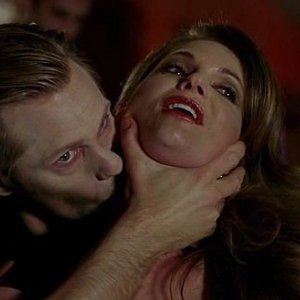 Il vampiro Eric (Alexander Skarsgård) beve il sangue di una cliente in una scena dell'episodio 'Hard-Harted Hannah' della serie tv True Blood